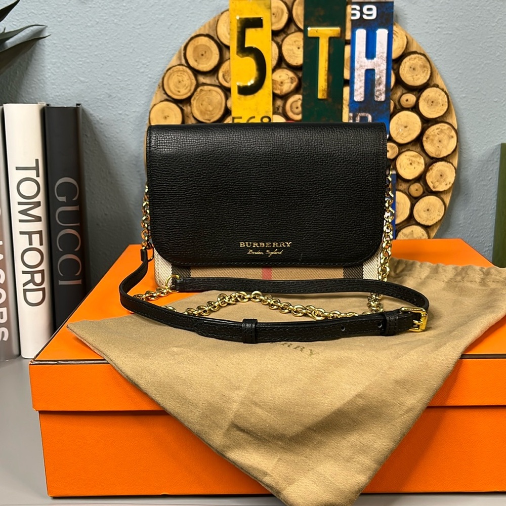 Burberry Hampshire Derby Wallet On Chain